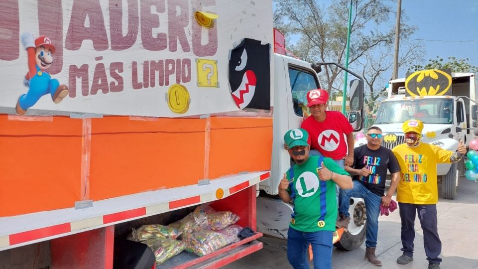 Camiones recolectores de basura reparten dulces a los infantes en Madero