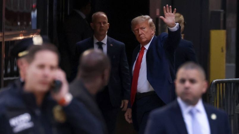 Trump ya está en Nueva York. Saludó a sus simpatizantes.