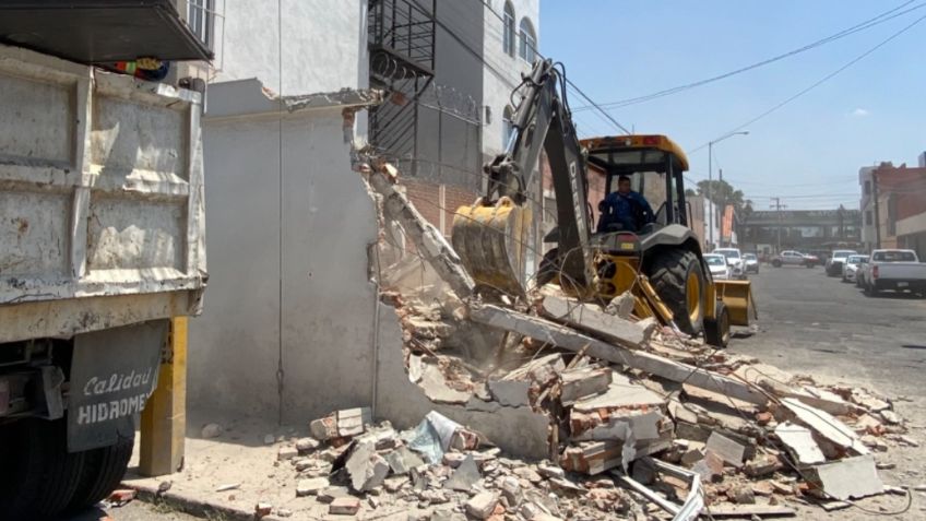 VIDEO: le tiran la casa a vecino gandalla que construyó departamento en la banqueta