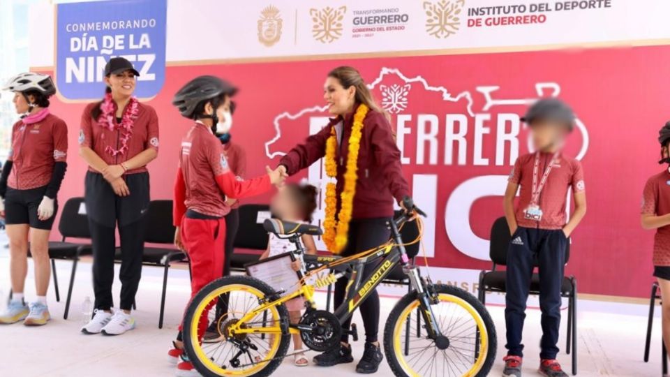 Evelyn Salgado hace entrega de bicicletas a niños de Chilpancingo