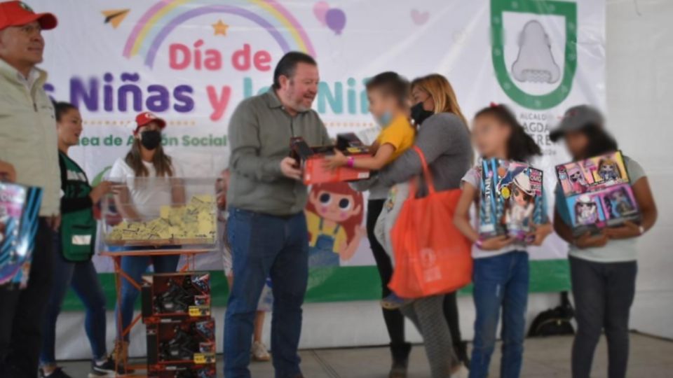 Entregan a niños de La Magdalena Contreras juguetes y bicicletas