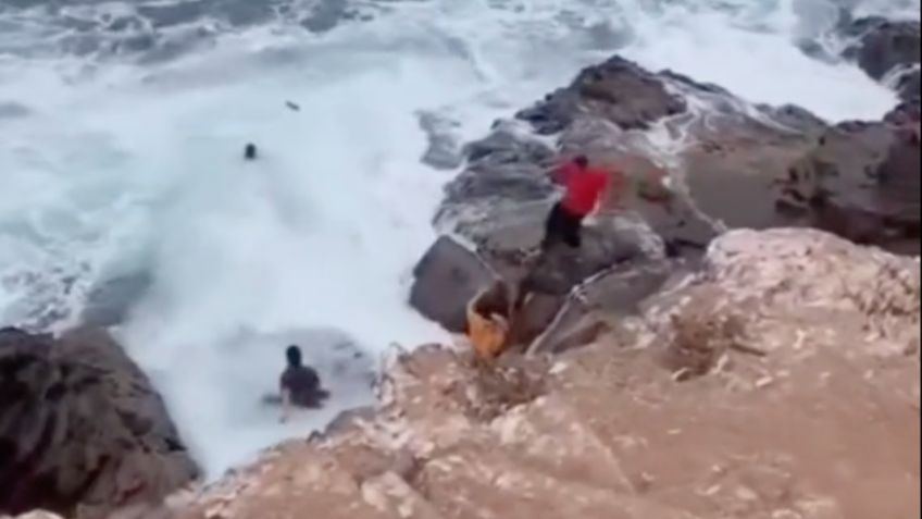 IMÁGENES FUERTES: una familia se mete a zona prohibida en playa de Ensenada y el mar se los traga