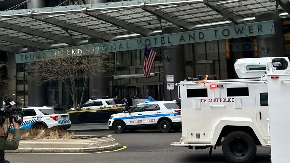 La mujer ingresó a la Trump International Hotel and Tower alrededor de las 11:35 horas (tiempo local), mientras portaba un rifle.