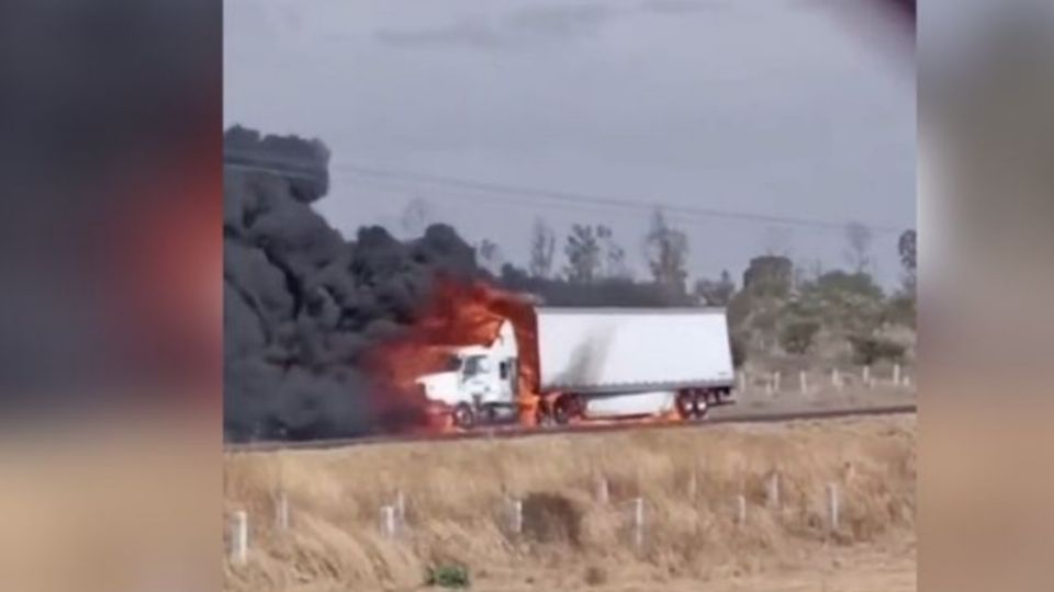 Al intentar no estrellarse en la parte trasera de la camioneta, el conductor del tráiler realizó maniobras y terminó saliendo de la acera