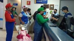 Familia completa se viste de los personajes de Mario Bros para ver la película en el cine y foto se hace viral