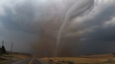 VIDEO | Feroz tornado azota Iowa: cruza la carretera y rompe el parabrisas de un auto