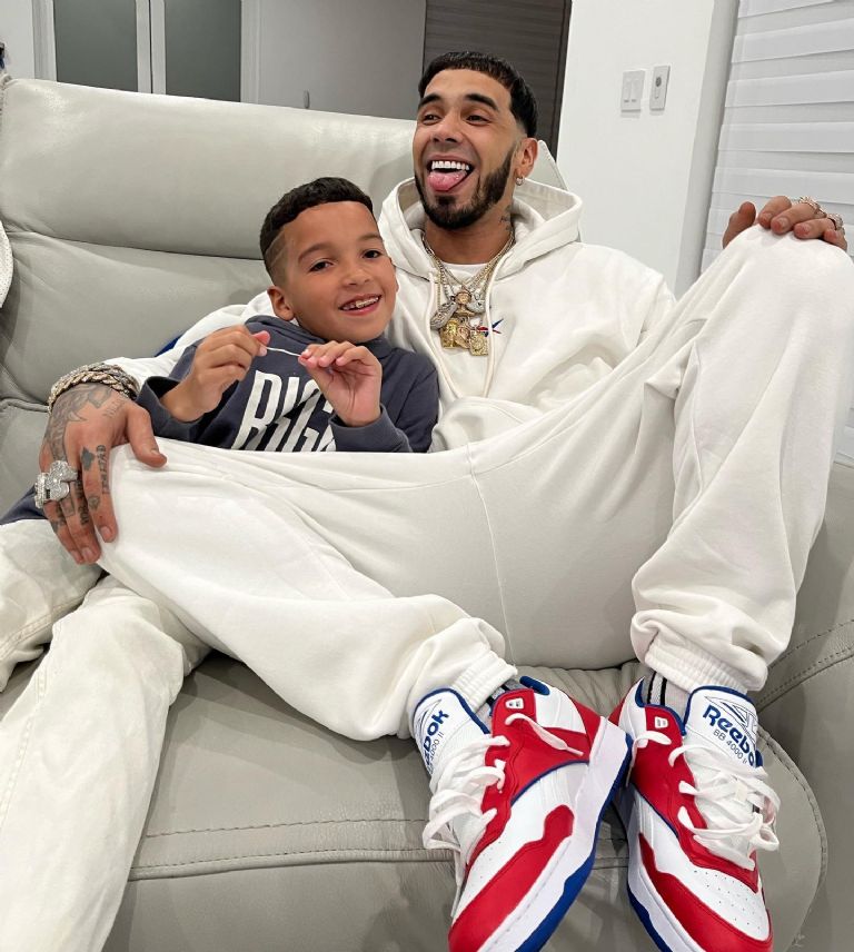 Anuel AA y su hijo