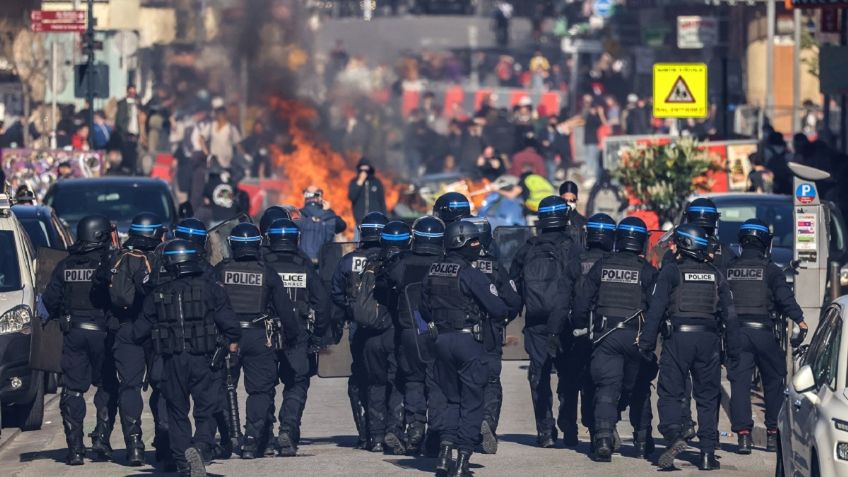 Protestas retoman las calles de París y la policía repele con gases lacrimógenos