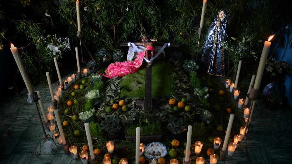 En los altares se colocan imágenes de Cristo y la virgen Dolorosa.