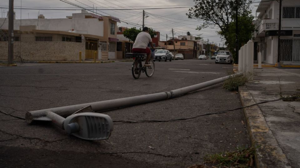 Autoridades advierten que postes podrían caer.