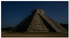 Kukulkán baja de noche en la pirámide de El Castillo en Chichén Itzá