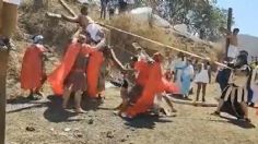 VIDEO | ¡Se les vino abajo Cristo! Actor que personificó a Jesús cayó mientras levantaban la cruz en viacrucis