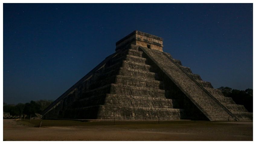 Kukulkán baja de noche en la pirámide de El Castillo en Chichén Itzá