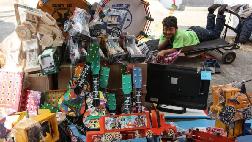 Llantas de Fórmula 1 y juguetes antiguos, lo que puedes encontrar entre las chácharas del tianguis Las Torres