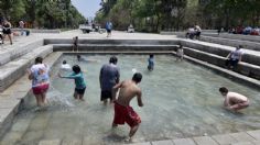 En fuentes de Chapultepec los ciudadanos improvisan su parque acuático