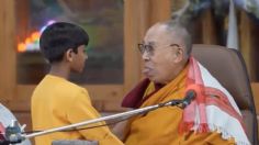 VIDEO | el Dalai Lama indigna al mundo al besar en la boca a un niño: “Chupa mi lengua”