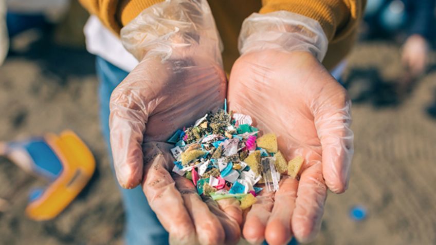 Cambio climático: los microplásticos invaden silenciosamente las playas del mundo