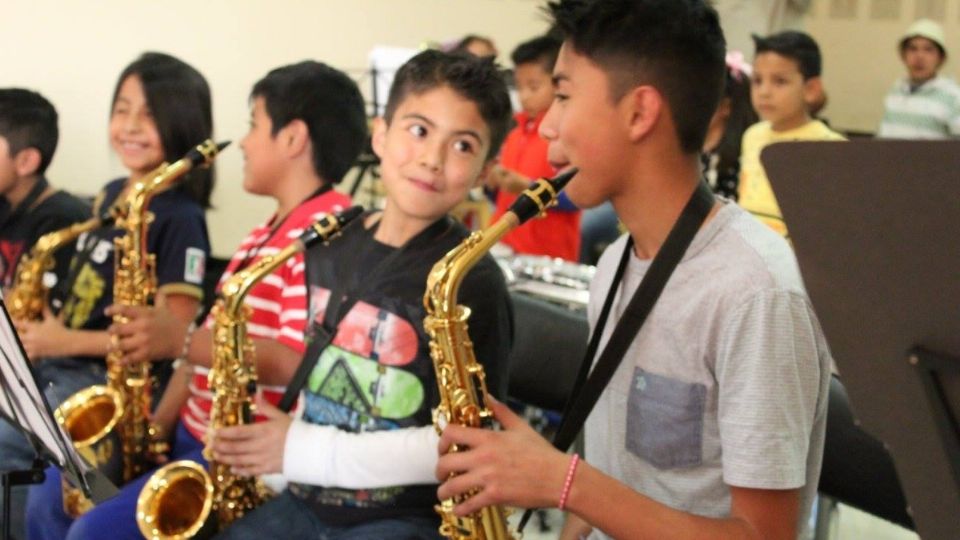 Europa dona una tonelada de instrumentos a niños mexicanos