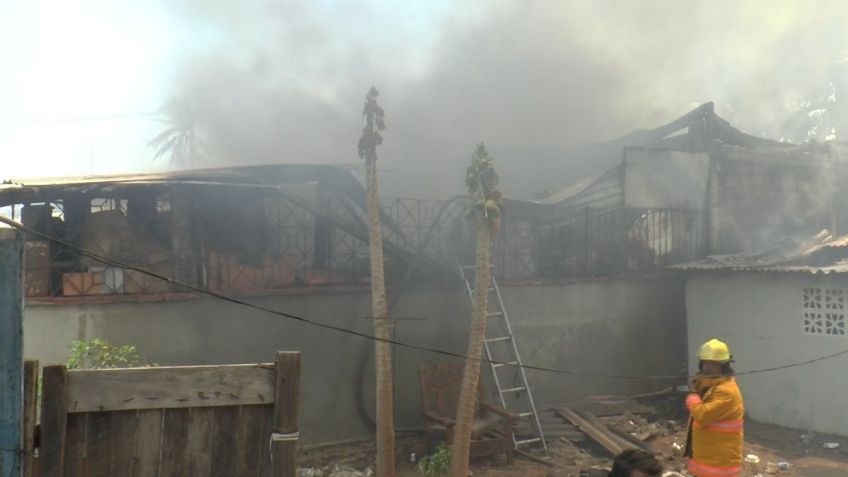 Ardió fábrica de veladoras en Acapulco: evacuaron a 30 familias y rescataron un gatito