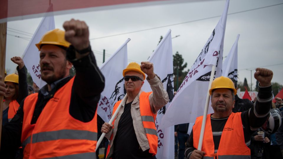 Los manifestantes levantan los puños durante una manifestación del Primero de Mayo en Atenas, Grecia, el lunes 1 de mayo de 2023.