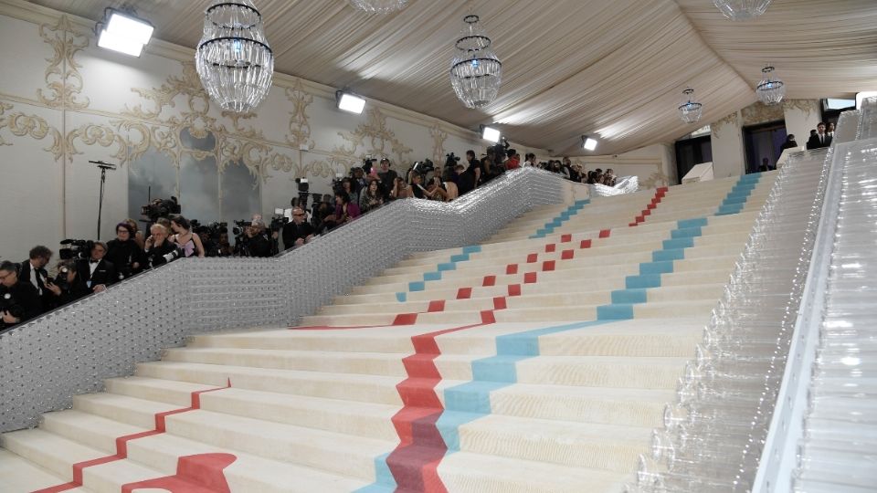 Cucaracha genera alboroto en la alfombra de la MET Gala 2023 y desata burlas en redes sociales