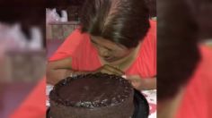 VIDEO | Abuelita da "mordida" a su pastel, pero deja su dentadura dentro