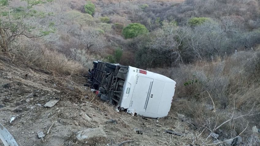 Tragedia en Jalisco: cae a un barranco el autobús de un equipo infantil de futbol, hay un muerto