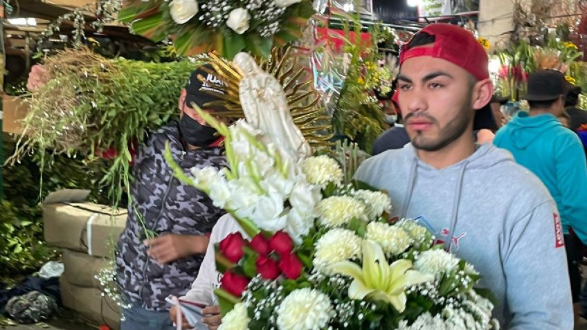 El mercado de Jamaica es un mar de gente, todos quieren el mejor arreglo floral para el Día de las Madres