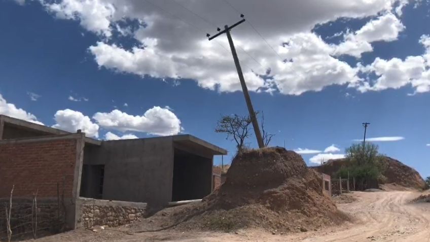 Poste a punto de caer en Cuervero, Calvillo