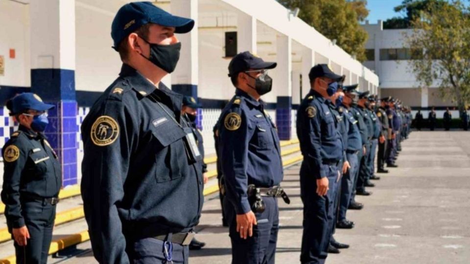 Padres de familia abarrotan calles del centro histórico para surtir de última hora la lista de útiles escolares  
