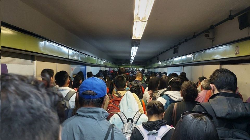 En varias fotos se muestra como en la terminal Indios Verdes cientos de personas que no han logrado ingresar a los andenes por lo que se encuentran aglomeradas en la zona de ingreso.

