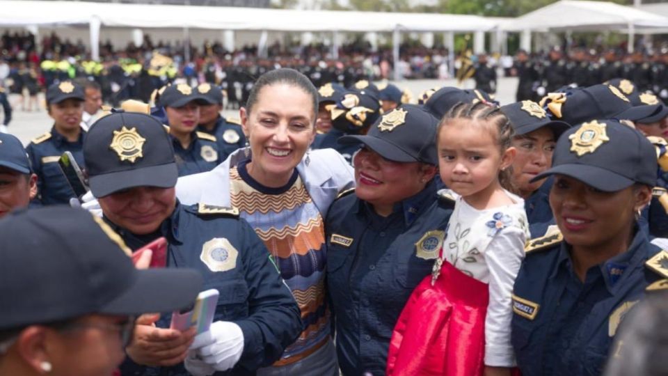 Claudia Sheinbaum conviviendo con mujeres policías durante evento de la SSC