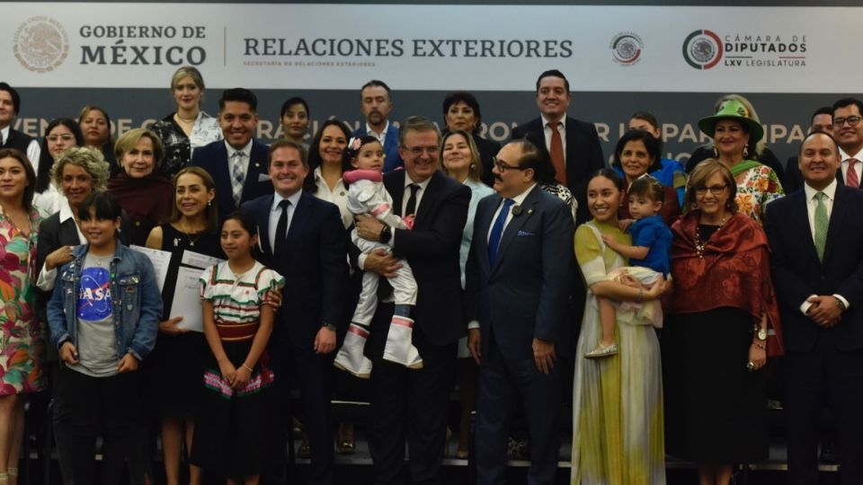 Estuvo acompañado de Katya Echazarreta, la primera astronauta mexicana