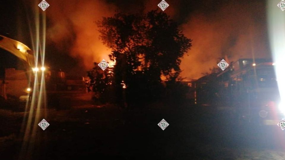 Bomberos de Zumpango combaten el incendio.