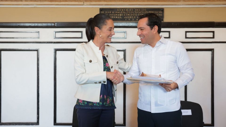 Claudia Sheinbaum y Mauricio Vila durante la firma de convenio de desarrollo turístico entre la CDMX y Yucatán. Imagen de archivo