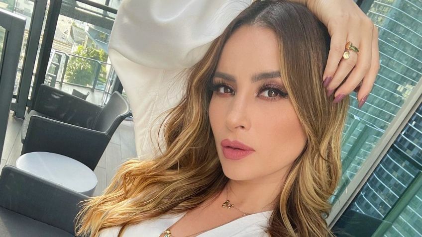 Desde la cama, Cynthia Rodríguez enamora en camisa blanca y botas altas