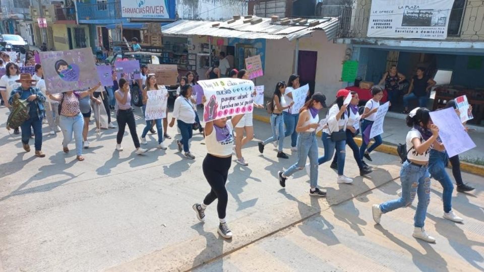 El Telebachillerato de Tuzamapan fue tomado por familiares y amigos el pasado 12 de mayo