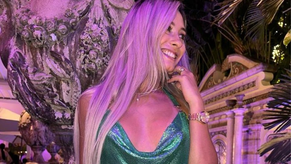 La bella modelo argentina se enfundó en un outfit que retoma el glitter trend