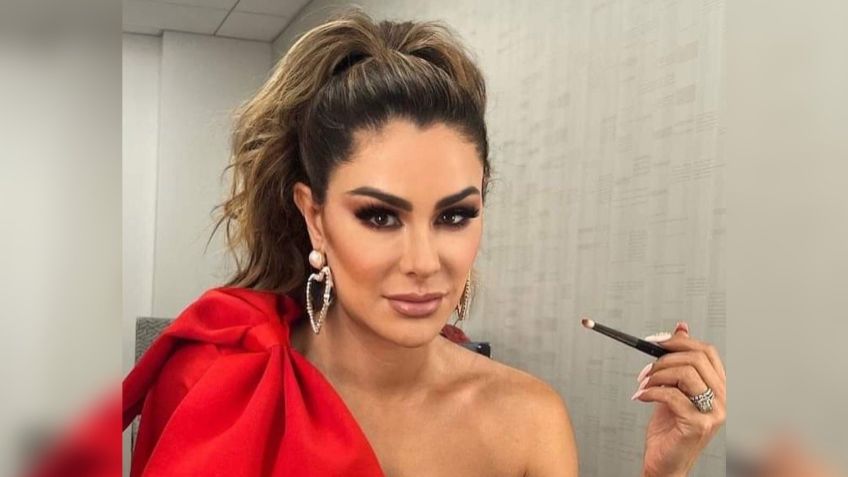 Ninel Conde presume su six pack con impactante outfit de colegiala en pleno concierto