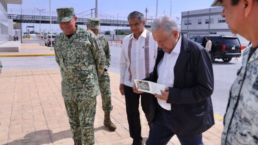 AMLO recorre la aduana de Reynosa en compañía de Américo Villarreal