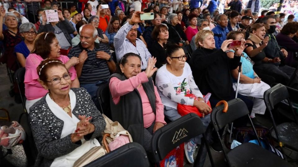 Madres disfrutan de un espectáculo gratuito