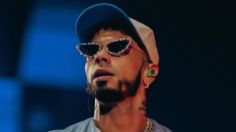 VIDEO | Anuel AA está descontrolado y ahora usa un retrato de Karol G para "dormir" a su lado