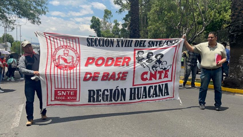 Docentes de Michoacán marchan en el Día del Maestro: piden aumento salarial como lo anunció AMLO