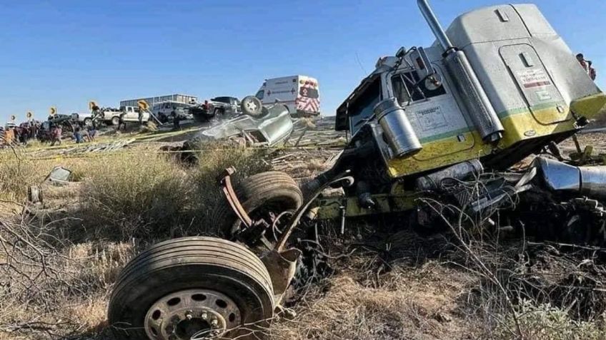 Brutal accidente en Caborca: choque múltiple entre un camión y un auto deja tres muertos