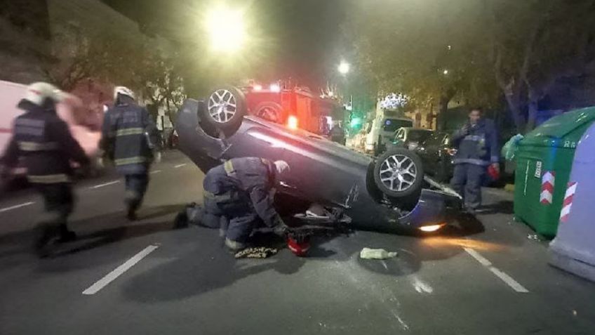 Un joven chocó, volcó su auto y huyó del lugar, abandonando a la novia atrapada