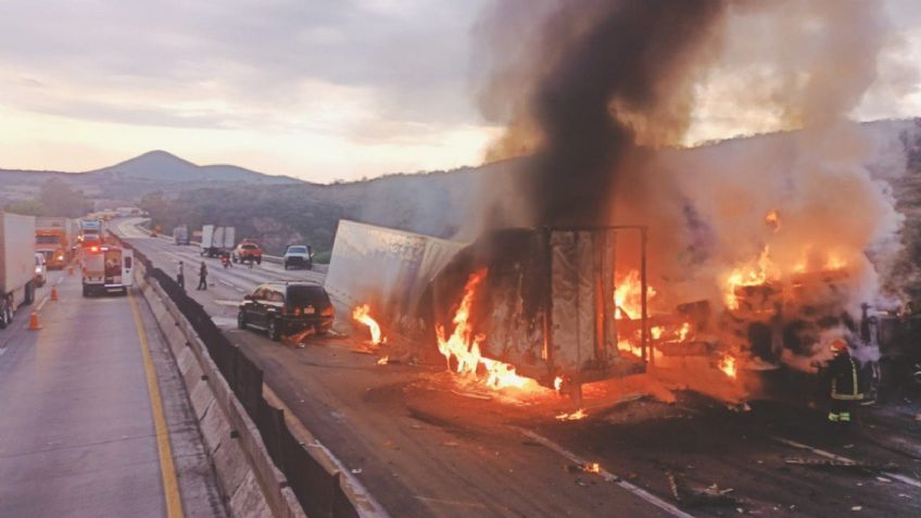 VIDEO | Brutal choque en la México-Querétaro: tráileres se incendian, hay un herido