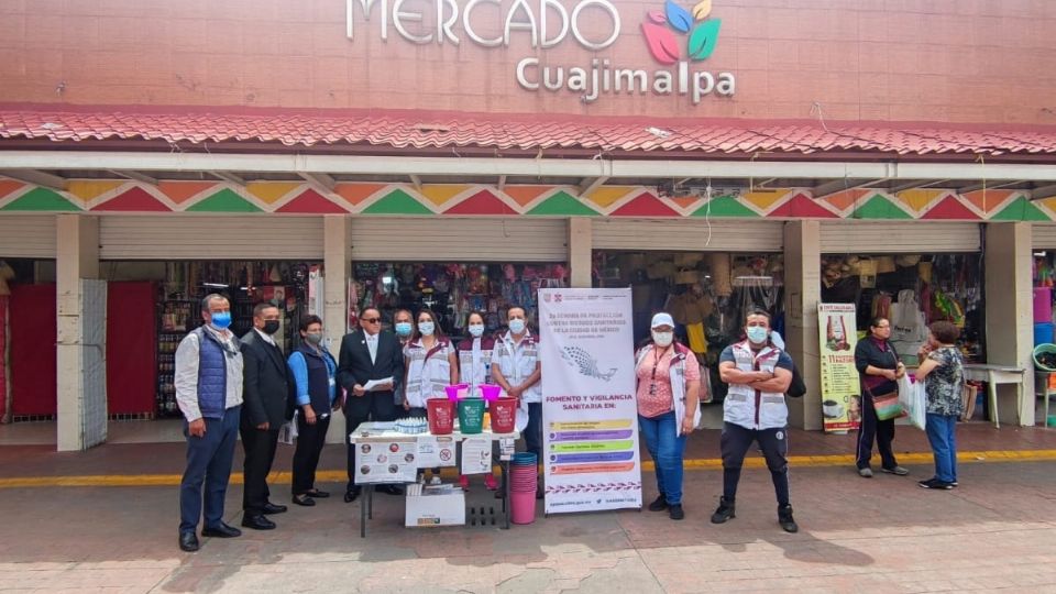 Autoridades de la Agepsa y Cofepris en un mercado de la alcaldía Cuajimalpa