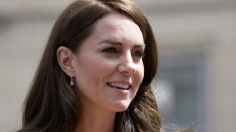 Kate Middleton enseña a usar tenis con pantalón de vestir para lucir como princesa