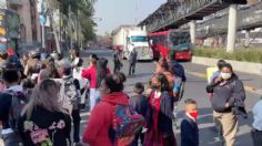 "La escuela no tiene escalera de emergencia": padres de familia bloquean Eje 3 Oriente y generan caos vial