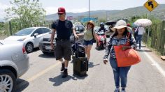 Maestros de la CNTE toman aeropuerto de Oaxaca y provocan cancelación de vuelos